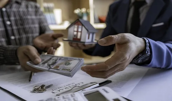 real-estate-agents-are-analyzing-insurance-discoun-2023-11-27-05-35-48-utc-min (2)